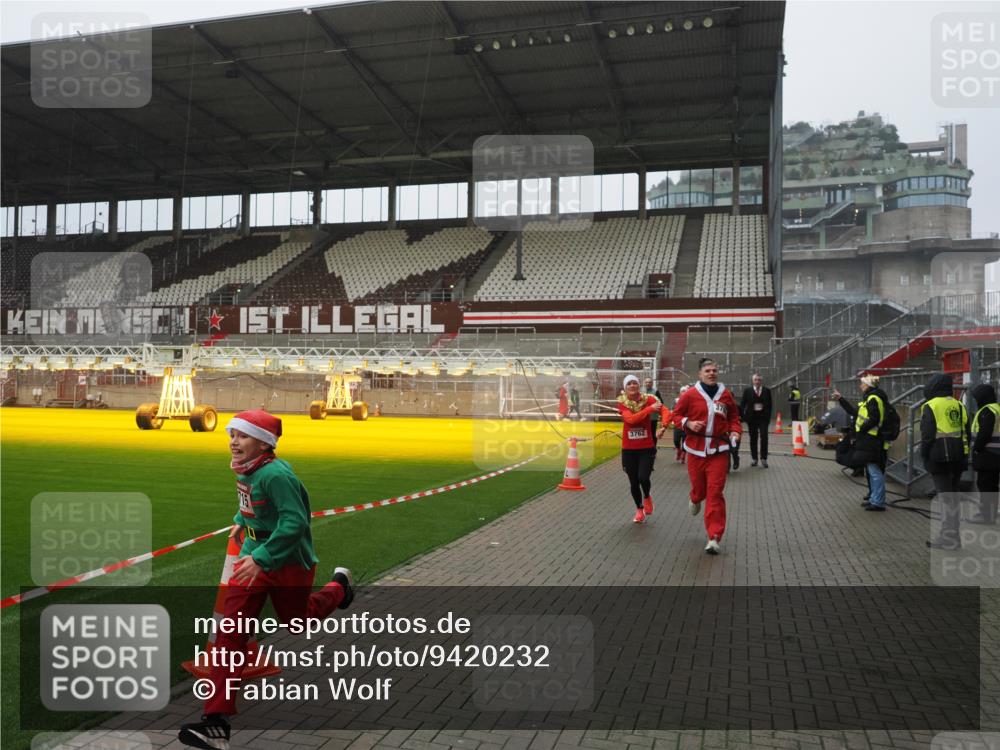 07.12.2025 - St. Pauli X-Mass-Run No. 15 Fabian Wolf http://msf.ph/oto/9420232 07.12.2025 11:38:13 Ziel 307, 2395, 2396, 2715, 3065, 3066, 3341, 3762, 3765 meine-sportfotos.de