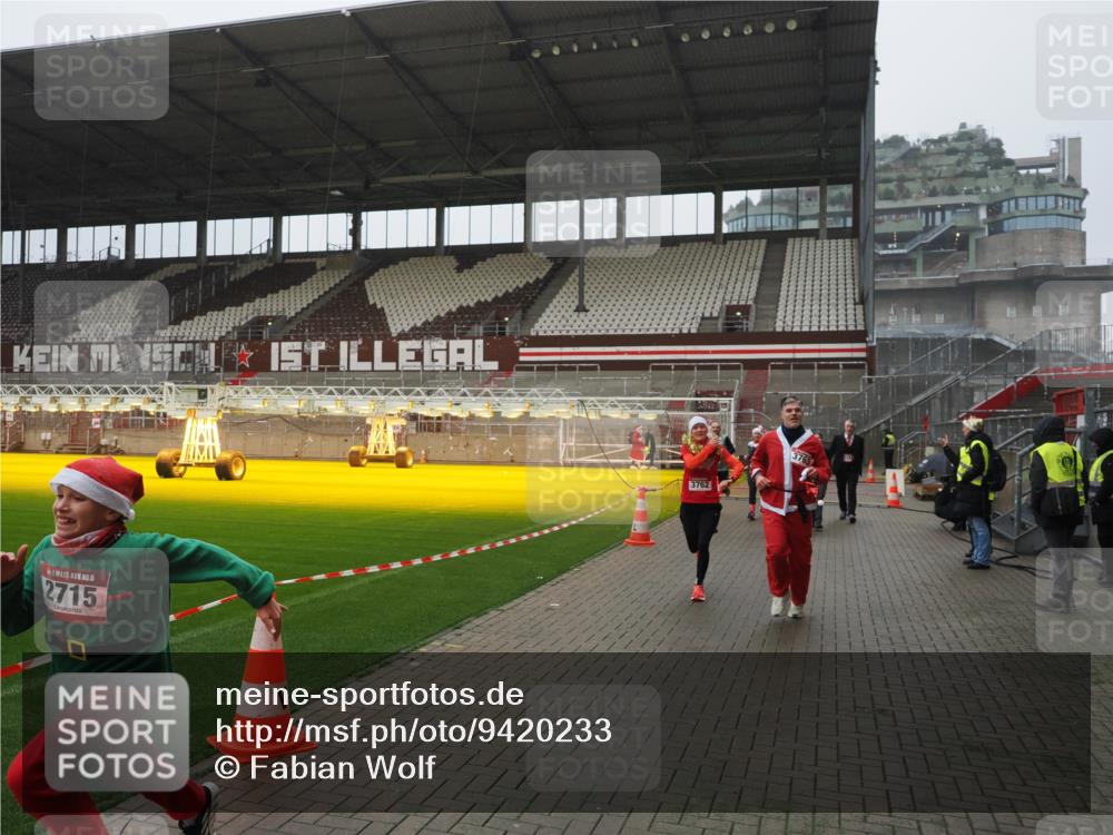 07.12.2025 - St. Pauli X-Mass-Run No. 15 Fabian Wolf http://msf.ph/oto/9420233 07.12.2025 11:38:14 Ziel 307, 2395, 2396, 2715, 3065, 3066, 3341, 3762, 3765 meine-sportfotos.de