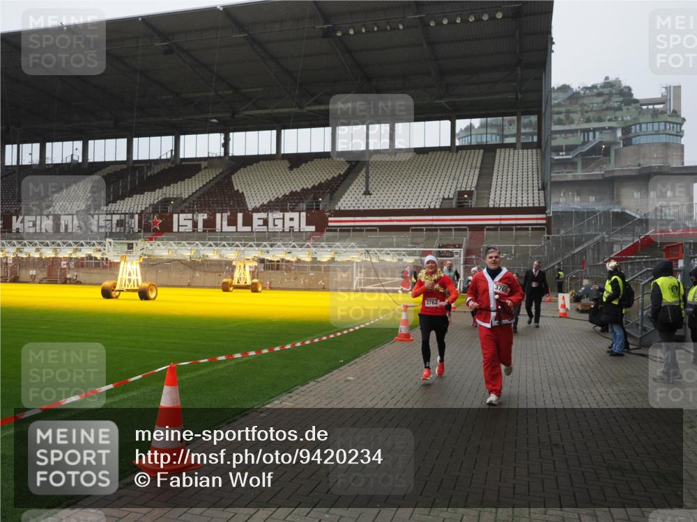 07.12.2025 - St. Pauli X-Mass-Run No. 15 Fabian Wolf http://msf.ph/oto/9420234 07.12.2025 11:38:14 Ziel 307, 2395, 2396, 2715, 3065, 3066, 3341, 3762, 3765 meine-sportfotos.de