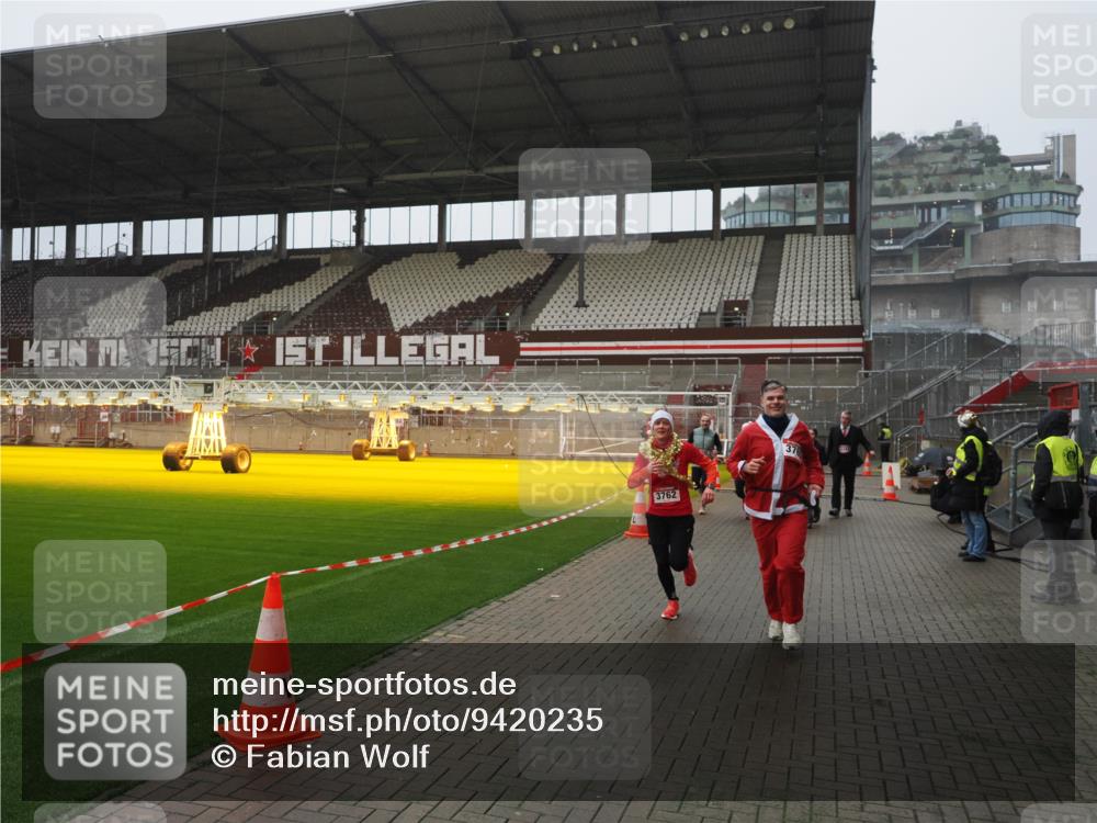 07.12.2025 - St. Pauli X-Mass-Run No. 15 Fabian Wolf http://msf.ph/oto/9420235 07.12.2025 11:38:14 Ziel 307, 2395, 2396, 2715, 3065, 3066, 3341, 3762, 3765 meine-sportfotos.de
