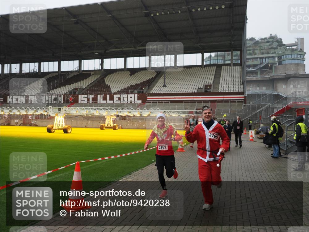 07.12.2025 - St. Pauli X-Mass-Run No. 15 Fabian Wolf http://msf.ph/oto/9420238 07.12.2025 11:38:15 Ziel 307, 2395, 2396, 2715, 3065, 3066, 3341, 3762, 3765 meine-sportfotos.de