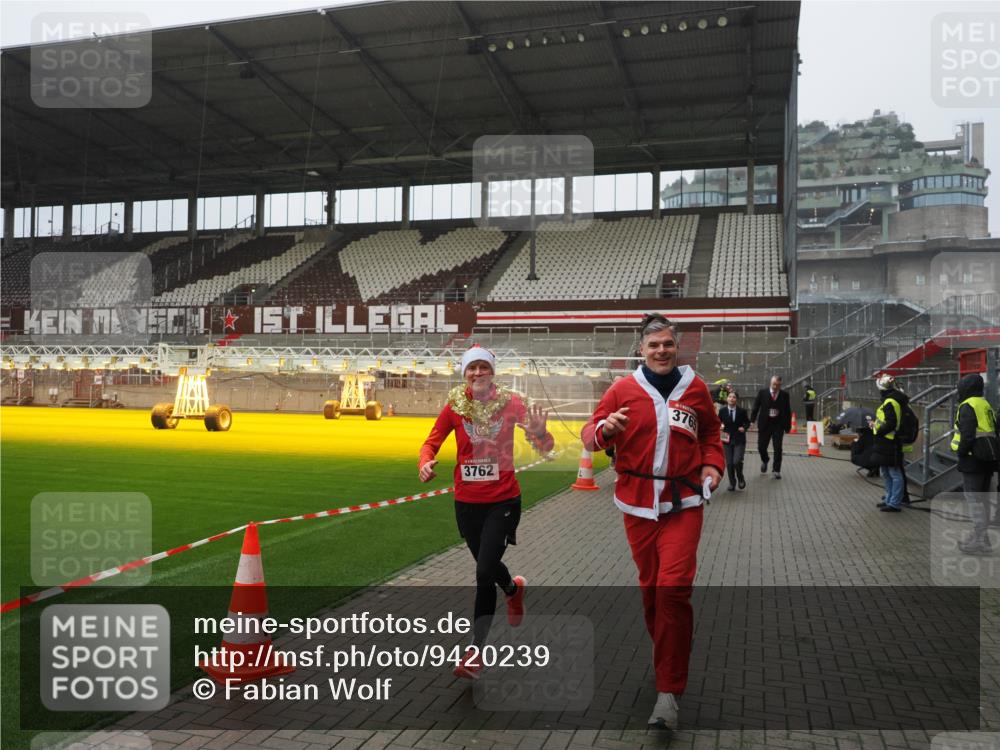 07.12.2025 - St. Pauli X-Mass-Run No. 15 Fabian Wolf http://msf.ph/oto/9420239 07.12.2025 11:38:15 Ziel 307, 2395, 2396, 2715, 3065, 3066, 3341, 3762, 3765 meine-sportfotos.de