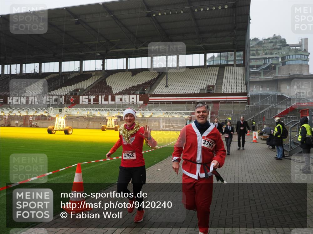 07.12.2025 - St. Pauli X-Mass-Run No. 15 Fabian Wolf http://msf.ph/oto/9420240 07.12.2025 11:38:15 Ziel 307, 2395, 2396, 2715, 3065, 3066, 3341, 3762, 3765 meine-sportfotos.de