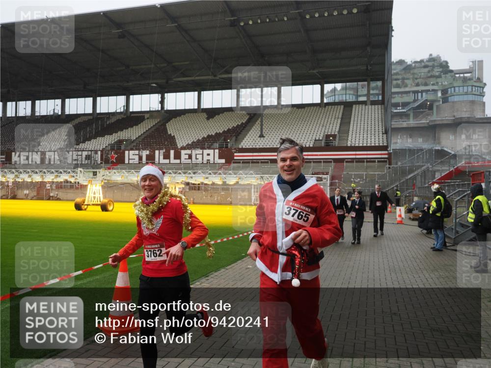 07.12.2025 - St. Pauli X-Mass-Run No. 15 Fabian Wolf http://msf.ph/oto/9420241 07.12.2025 11:38:15 Ziel 307, 2395, 2396, 2715, 3065, 3066, 3341, 3762, 3765 meine-sportfotos.de