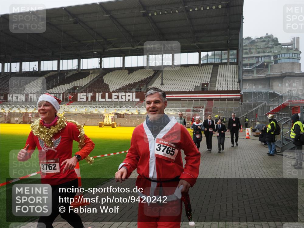 07.12.2025 - St. Pauli X-Mass-Run No. 15 Fabian Wolf http://msf.ph/oto/9420242 07.12.2025 11:38:15 Ziel 307, 2395, 2396, 2715, 3065, 3066, 3341, 3762, 3765 meine-sportfotos.de