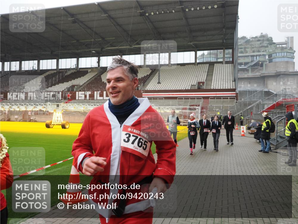 07.12.2025 - St. Pauli X-Mass-Run No. 15 Fabian Wolf http://msf.ph/oto/9420243 07.12.2025 11:38:16 Ziel 307, 2395, 2396, 2715, 3065, 3066, 3341, 3762, 3765 meine-sportfotos.de
