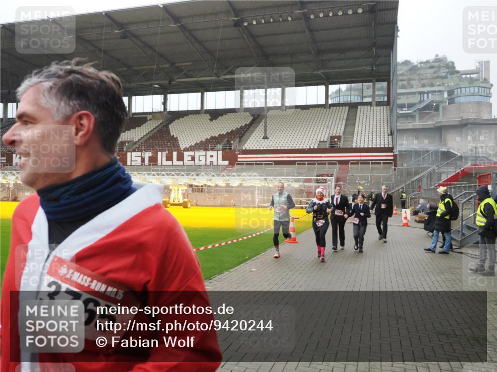 07.12.2025 - St. Pauli X-Mass-Run No. 15 Fabian Wolf http://msf.ph/oto/9420244 07.12.2025 11:38:16 Ziel 307, 2395, 2396, 2715, 3065, 3066, 3341, 3762, 3765 meine-sportfotos.de