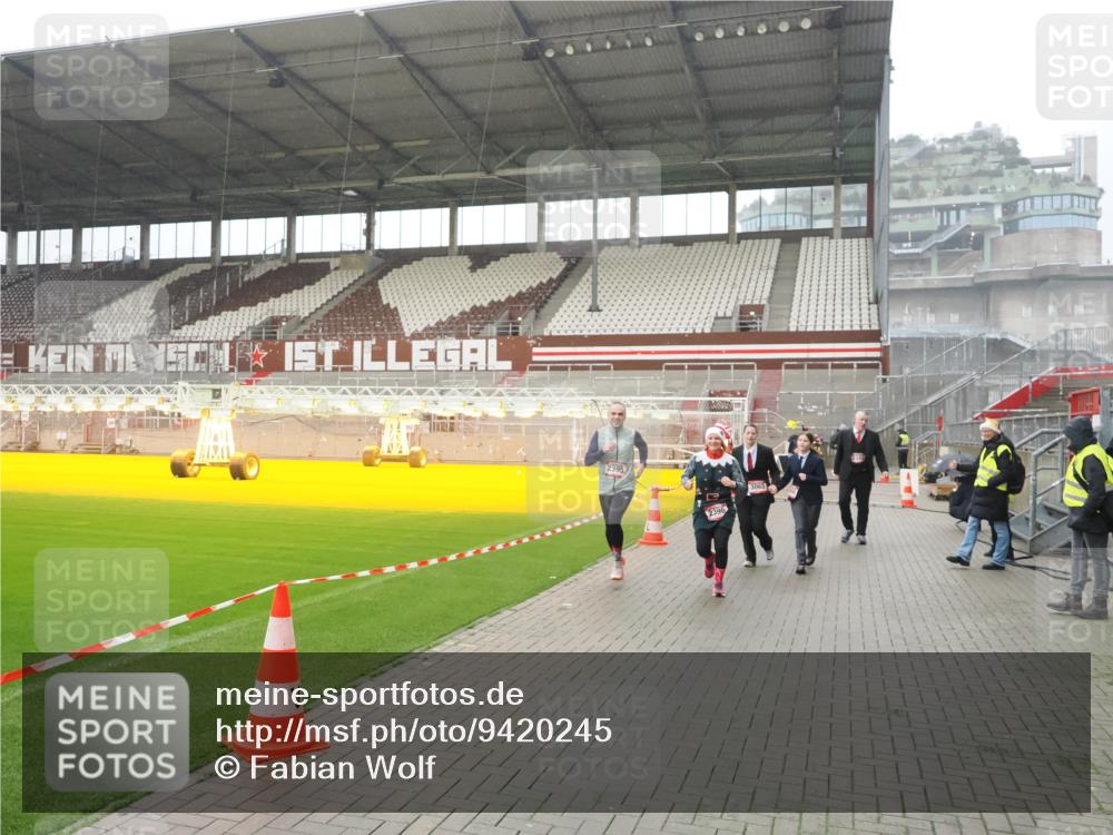 07.12.2025 - St. Pauli X-Mass-Run No. 15 Fabian Wolf http://msf.ph/oto/9420245 07.12.2025 11:38:16 Ziel 307, 2395, 2396, 2715, 3065, 3066, 3341, 3762, 3765 meine-sportfotos.de