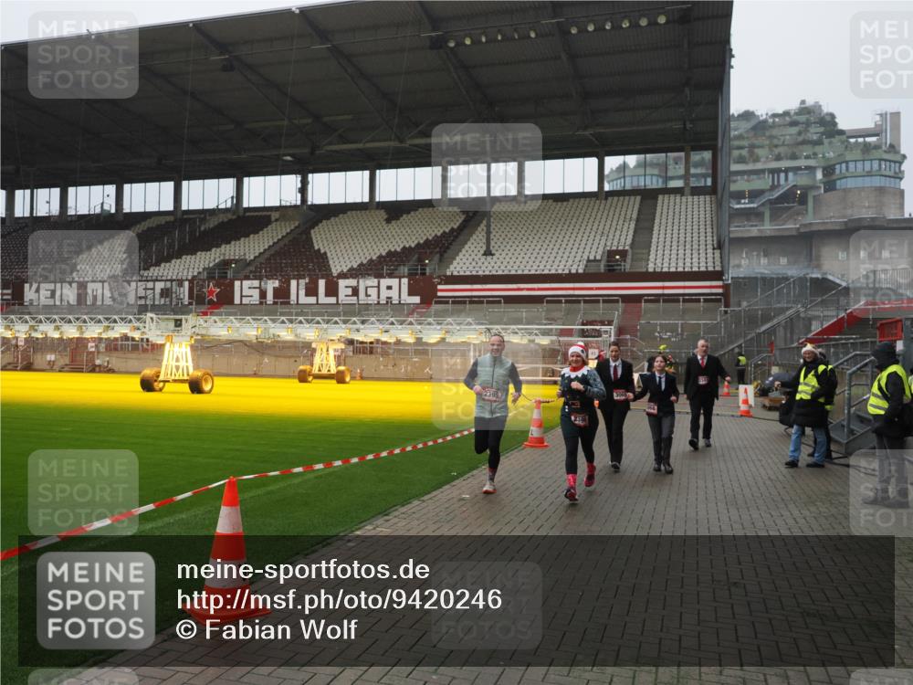 07.12.2025 - St. Pauli X-Mass-Run No. 15 Fabian Wolf http://msf.ph/oto/9420246 07.12.2025 11:38:16 Ziel 307, 2395, 2396, 2715, 3065, 3066, 3341, 3762, 3765 meine-sportfotos.de