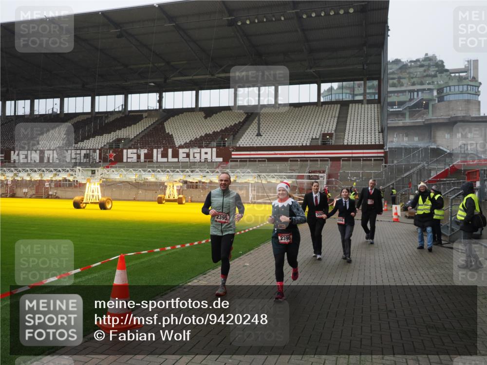 07.12.2025 - St. Pauli X-Mass-Run No. 15 Fabian Wolf http://msf.ph/oto/9420248 07.12.2025 11:38:17 Ziel 2395, 2396, 2715, 3065, 3066, 3341, 3762, 3765 meine-sportfotos.de