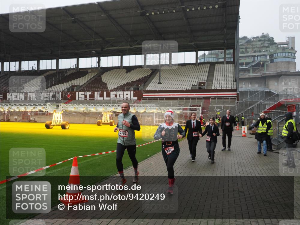 07.12.2025 - St. Pauli X-Mass-Run No. 15 Fabian Wolf http://msf.ph/oto/9420249 07.12.2025 11:38:17 Ziel 2395, 2396, 2715, 3065, 3066, 3341, 3762, 3765 meine-sportfotos.de