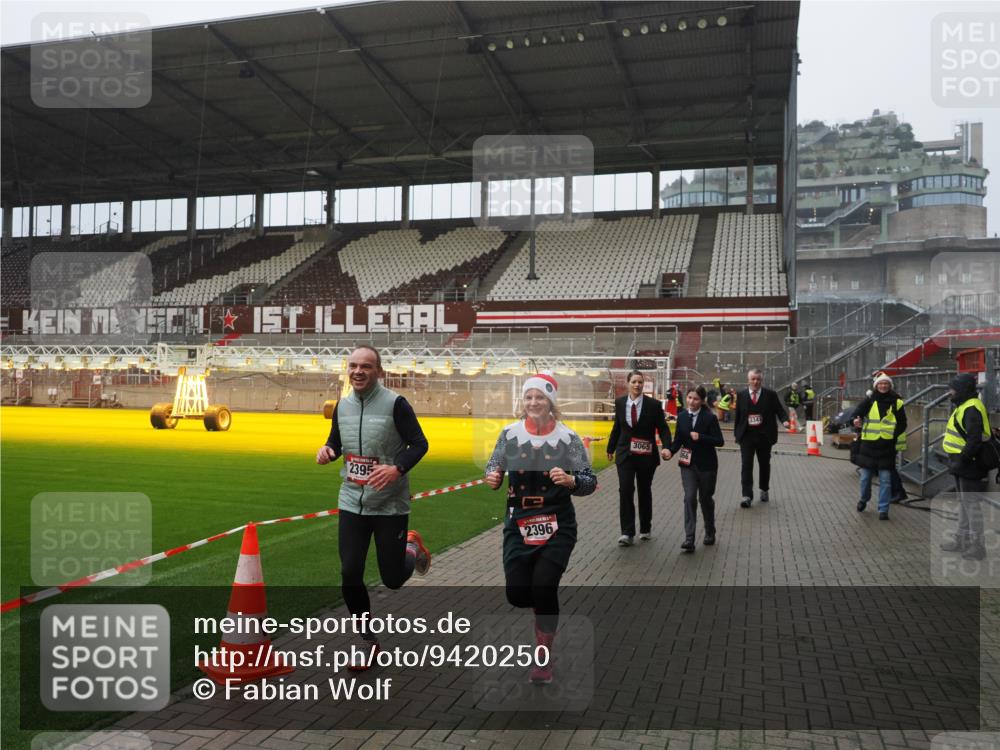 07.12.2025 - St. Pauli X-Mass-Run No. 15 Fabian Wolf http://msf.ph/oto/9420250 07.12.2025 11:38:17 Ziel 2395, 2396, 2715, 3065, 3066, 3341, 3762, 3765 meine-sportfotos.de
