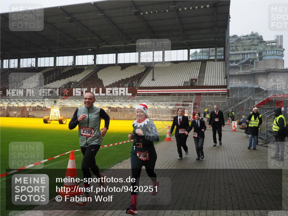 07.12.2025 - St. Pauli X-Mass-Run No. 15 Fabian Wolf http://msf.ph/oto/9420251 07.12.2025 11:38:17 Ziel 2395, 2396, 2715, 3065, 3066, 3341, 3762, 3765 meine-sportfotos.de