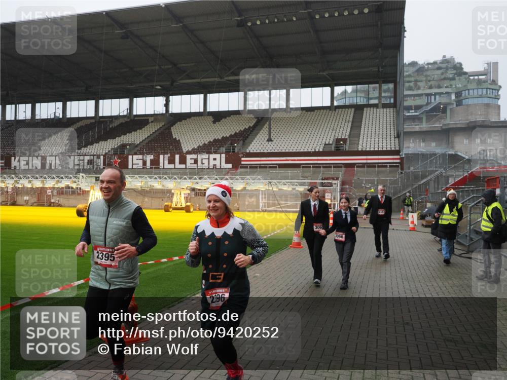 07.12.2025 - St. Pauli X-Mass-Run No. 15 Fabian Wolf http://msf.ph/oto/9420252 07.12.2025 11:38:18 Ziel 2395, 2396, 2715, 3065, 3066, 3341, 3762, 3765 meine-sportfotos.de