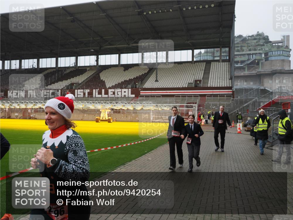 07.12.2025 - St. Pauli X-Mass-Run No. 15 Fabian Wolf http://msf.ph/oto/9420254 07.12.2025 11:38:18 Ziel 2395, 2396, 2715, 3065, 3066, 3341, 3762, 3765 meine-sportfotos.de