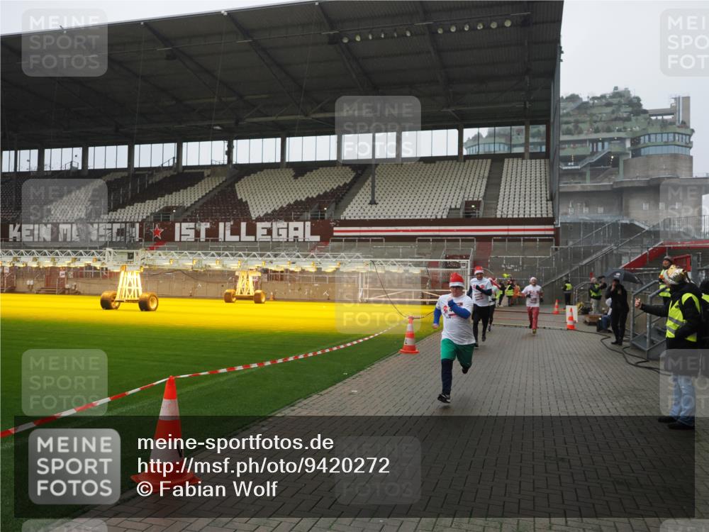 07.12.2025 - St. Pauli X-Mass-Run No. 15 Fabian Wolf http://msf.ph/oto/9420272 07.12.2025 11:38:28 Ziel 2395, 2396, 2715, 3065, 3341, 3762, 3765, 4821, 4822 meine-sportfotos.de