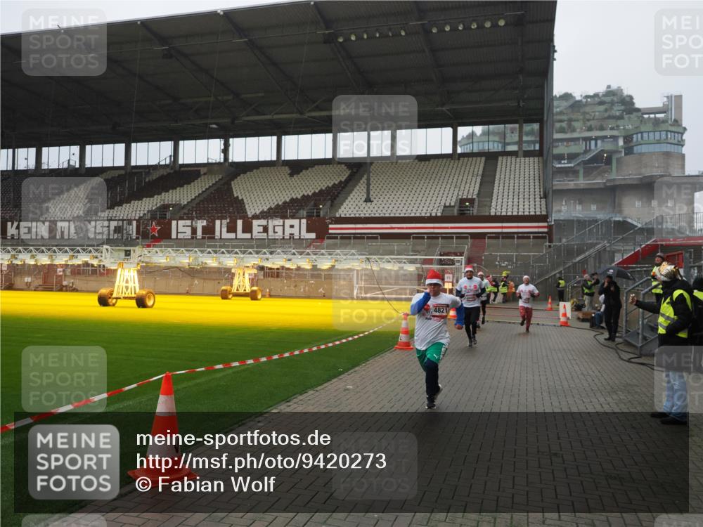 07.12.2025 - St. Pauli X-Mass-Run No. 15 Fabian Wolf http://msf.ph/oto/9420273 07.12.2025 11:38:28 Ziel 2395, 2396, 2715, 3065, 3341, 3762, 3765, 4821, 4822 meine-sportfotos.de