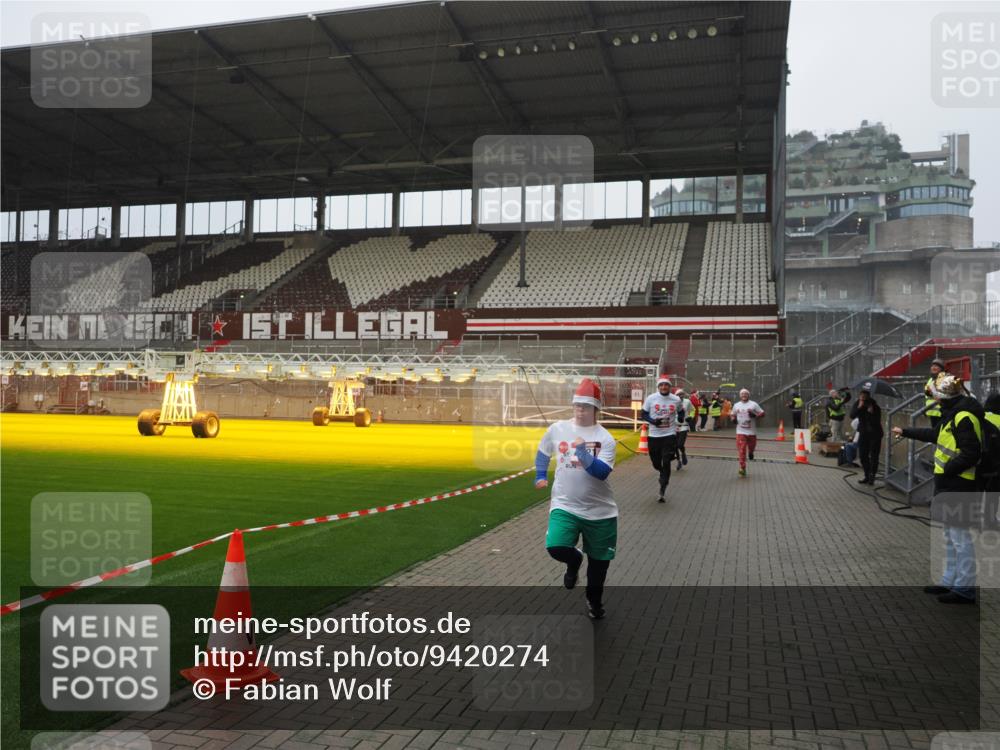 07.12.2025 - St. Pauli X-Mass-Run No. 15 Fabian Wolf http://msf.ph/oto/9420274 07.12.2025 11:38:28 Ziel 2395, 2396, 2715, 3065, 3341, 3762, 3765, 4821, 4822 meine-sportfotos.de