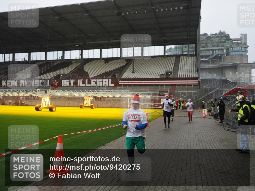 07.12.2025 - St. Pauli X-Mass-Run No. 15 Fabian Wolf http://msf.ph/oto/9420275 07.12.2025 11:38:28 Ziel 2395, 2396, 2715, 3065, 3341, 3762, 3765, 4821, 4822 meine-sportfotos.de
