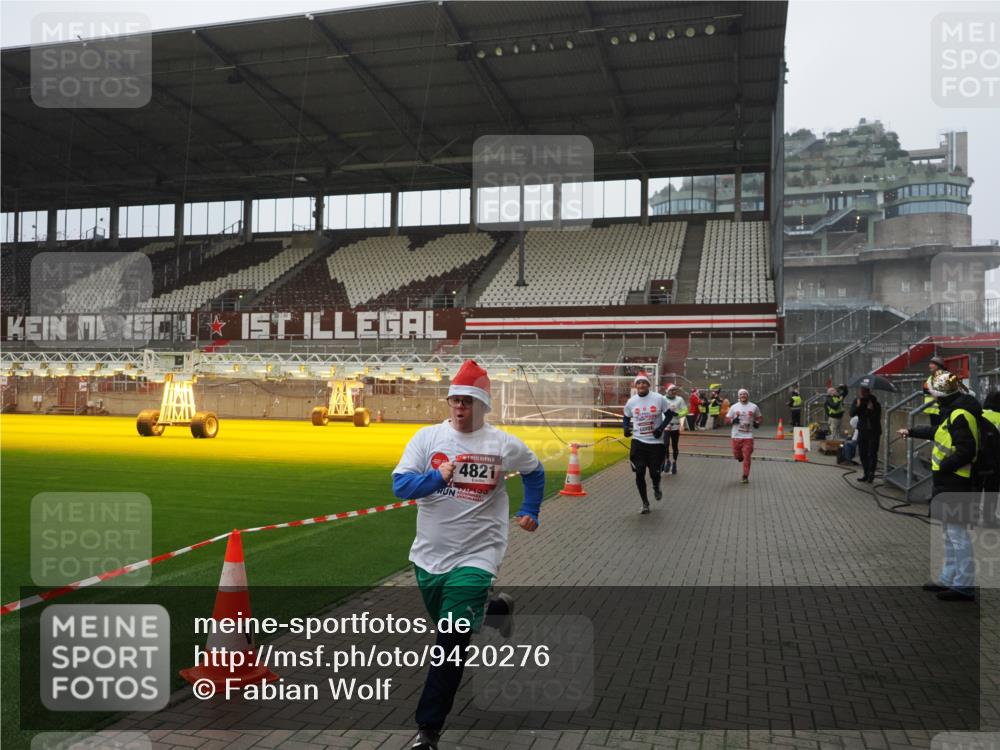 07.12.2025 - St. Pauli X-Mass-Run No. 15 Fabian Wolf http://msf.ph/oto/9420276 07.12.2025 11:38:28 Ziel 2395, 2396, 2715, 3065, 3341, 3762, 3765, 4821, 4822 meine-sportfotos.de