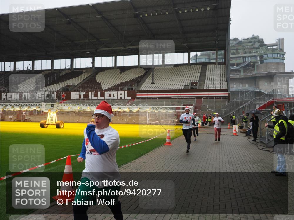 07.12.2025 - St. Pauli X-Mass-Run No. 15 Fabian Wolf http://msf.ph/oto/9420277 07.12.2025 11:38:29 Ziel 2395, 2396, 2715, 3762, 4821, 4822 meine-sportfotos.de