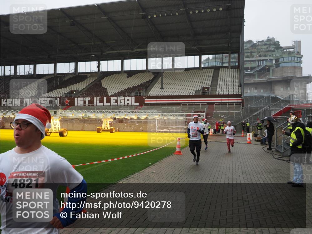07.12.2025 - St. Pauli X-Mass-Run No. 15 Fabian Wolf http://msf.ph/oto/9420278 07.12.2025 11:38:29 Ziel 2395, 2396, 2715, 3762, 4821, 4822 meine-sportfotos.de