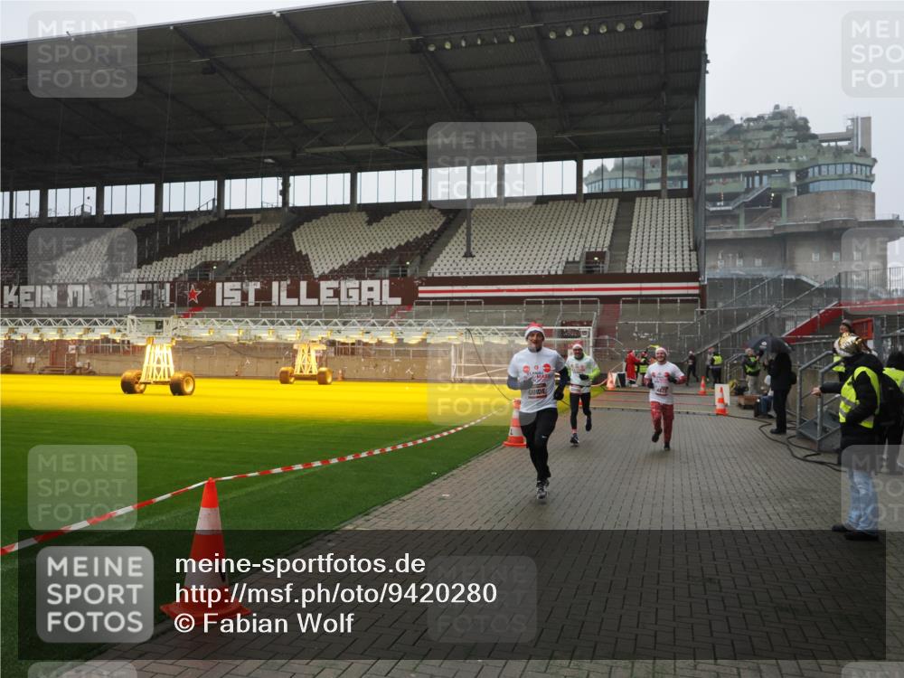 07.12.2025 - St. Pauli X-Mass-Run No. 15 Fabian Wolf http://msf.ph/oto/9420280 07.12.2025 11:38:29 Ziel 2395, 2396, 2715, 3762, 4821, 4822 meine-sportfotos.de