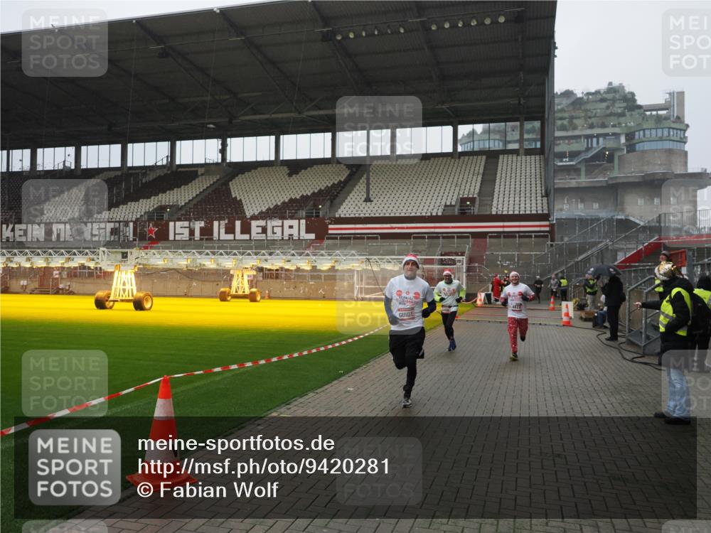 07.12.2025 - St. Pauli X-Mass-Run No. 15 Fabian Wolf http://msf.ph/oto/9420281 07.12.2025 11:38:29 Ziel 2395, 2396, 2715, 3762, 4821, 4822 meine-sportfotos.de
