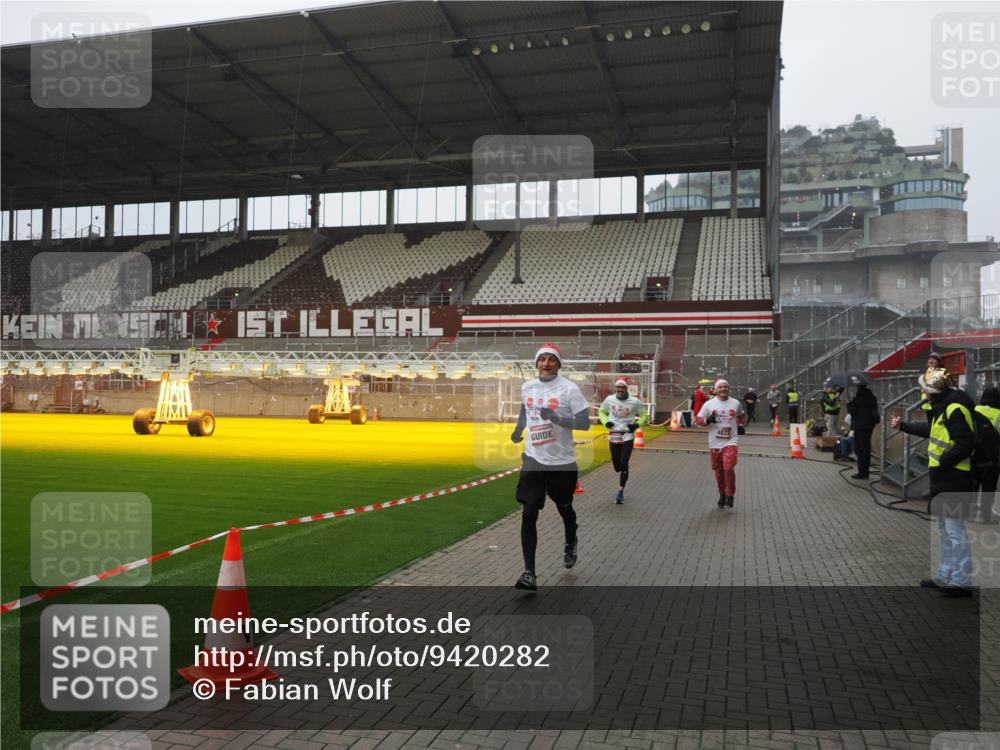 07.12.2025 - St. Pauli X-Mass-Run No. 15 Fabian Wolf http://msf.ph/oto/9420282 07.12.2025 11:38:30 Ziel 2395, 2396, 4821, 4822 meine-sportfotos.de