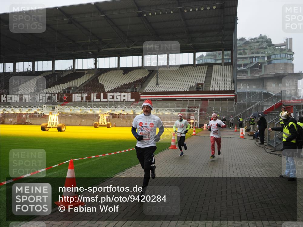 07.12.2025 - St. Pauli X-Mass-Run No. 15 Fabian Wolf http://msf.ph/oto/9420284 07.12.2025 11:38:30 Ziel 2395, 2396, 4821, 4822 meine-sportfotos.de