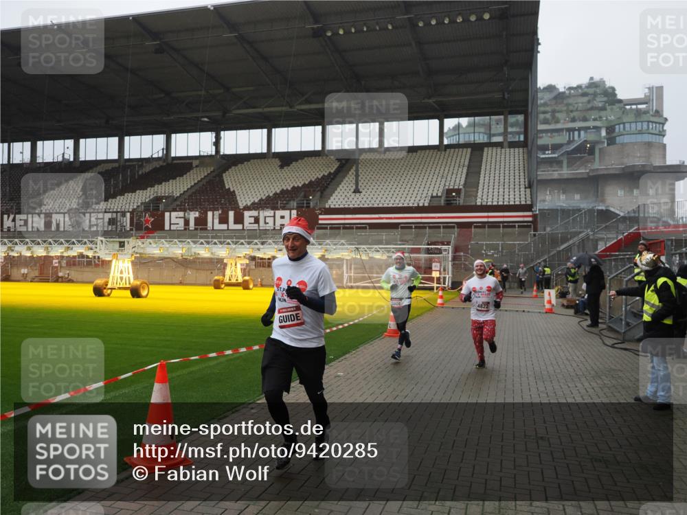 07.12.2025 - St. Pauli X-Mass-Run No. 15 Fabian Wolf http://msf.ph/oto/9420285 07.12.2025 11:38:30 Ziel 2395, 2396, 4821, 4822 meine-sportfotos.de