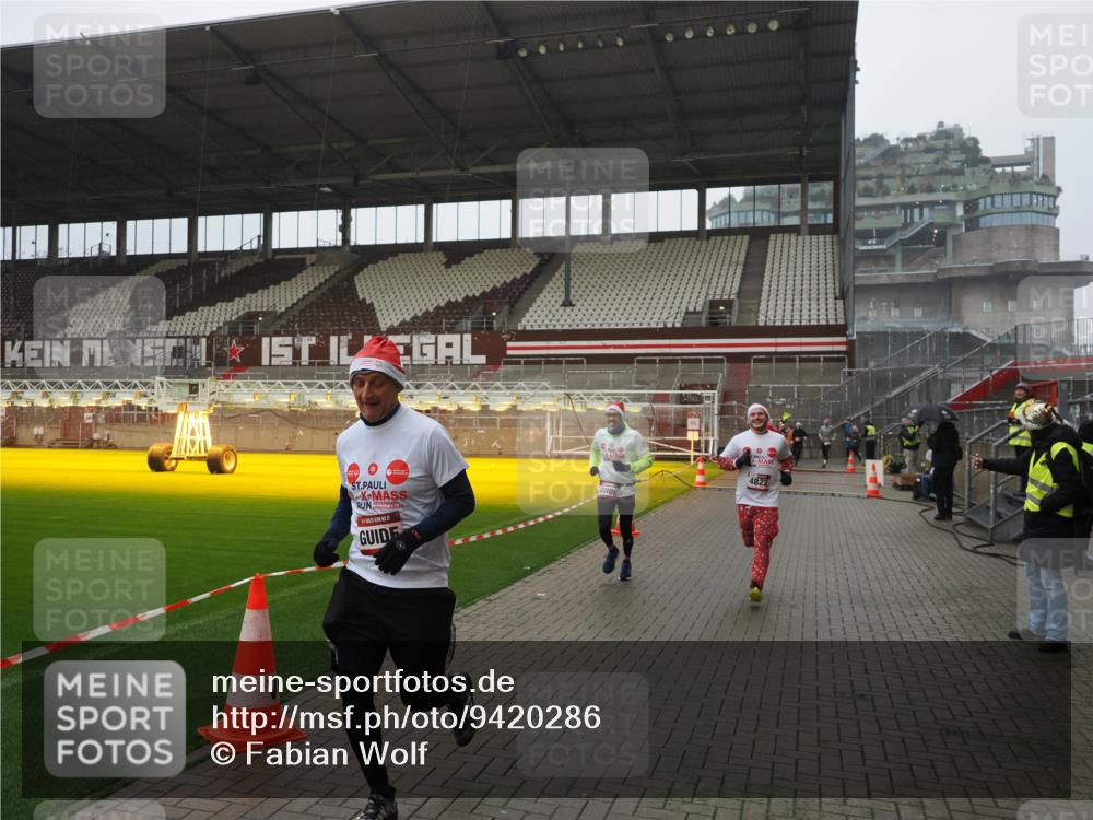 07.12.2025 - St. Pauli X-Mass-Run No. 15 Fabian Wolf http://msf.ph/oto/9420286 07.12.2025 11:38:30 Ziel 2395, 2396, 4821, 4822 meine-sportfotos.de