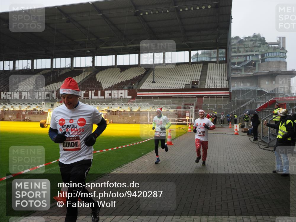 07.12.2025 - St. Pauli X-Mass-Run No. 15 Fabian Wolf http://msf.ph/oto/9420287 07.12.2025 11:38:31 Ziel 2395, 2396, 4821, 4822 meine-sportfotos.de