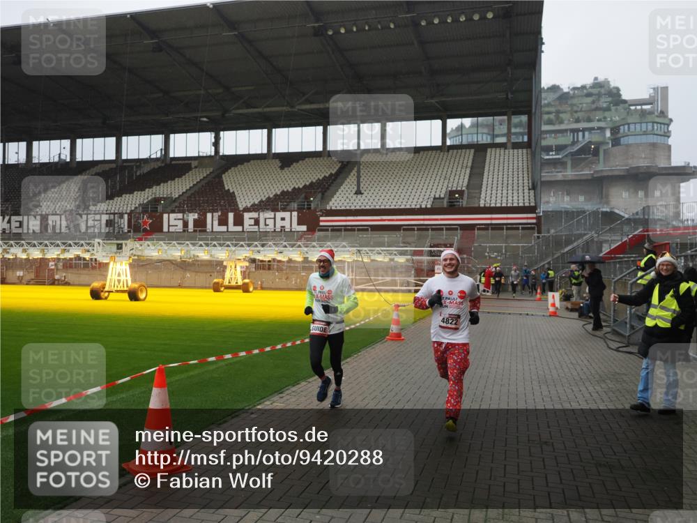 07.12.2025 - St. Pauli X-Mass-Run No. 15 Fabian Wolf http://msf.ph/oto/9420288 07.12.2025 11:38:31 Ziel 2395, 2396, 4821, 4822 meine-sportfotos.de