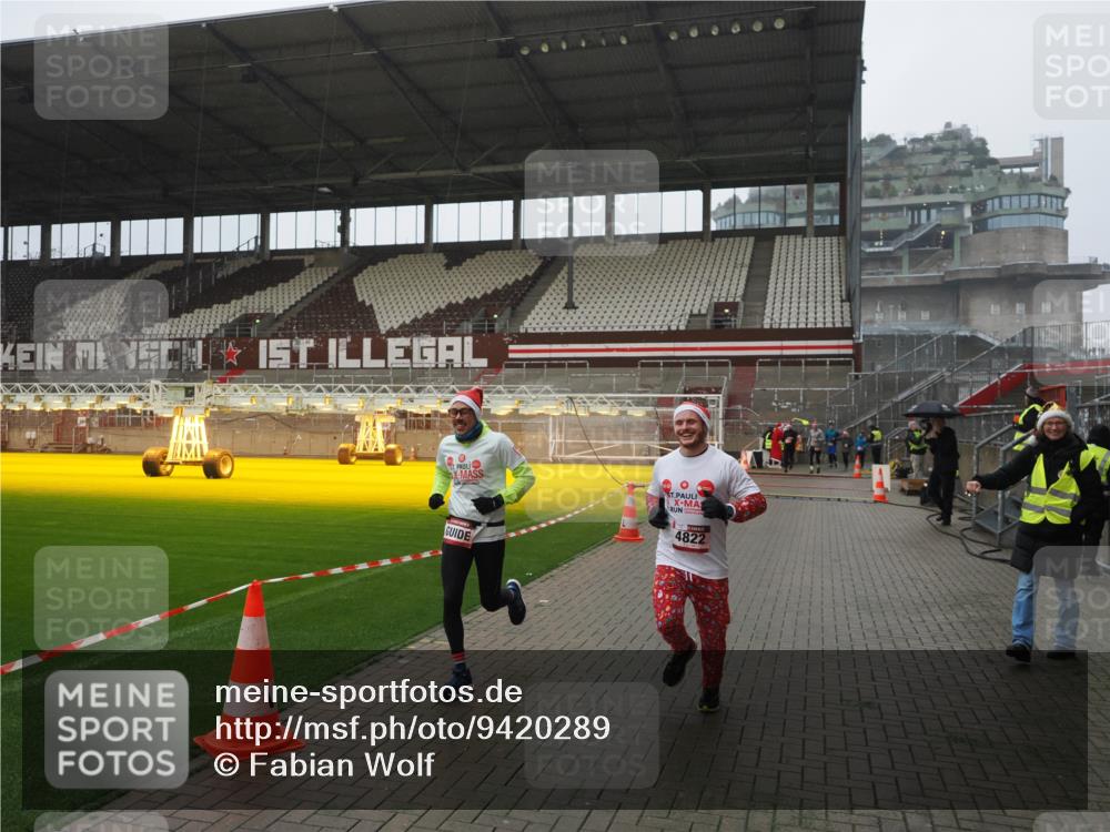 07.12.2025 - St. Pauli X-Mass-Run No. 15 Fabian Wolf http://msf.ph/oto/9420289 07.12.2025 11:38:31 Ziel 2395, 2396, 4821, 4822 meine-sportfotos.de