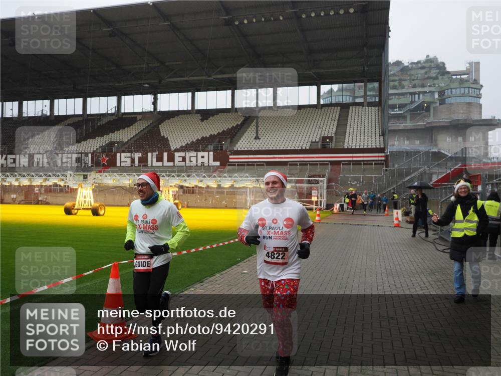 07.12.2025 - St. Pauli X-Mass-Run No. 15 Fabian Wolf http://msf.ph/oto/9420291 07.12.2025 11:38:32 Ziel 4821, 4822 meine-sportfotos.de
