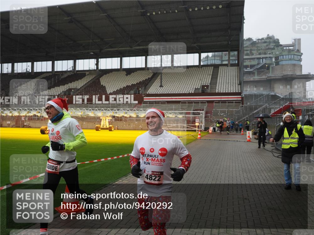 07.12.2025 - St. Pauli X-Mass-Run No. 15 Fabian Wolf http://msf.ph/oto/9420292 07.12.2025 11:38:32 Ziel 4821, 4822 meine-sportfotos.de
