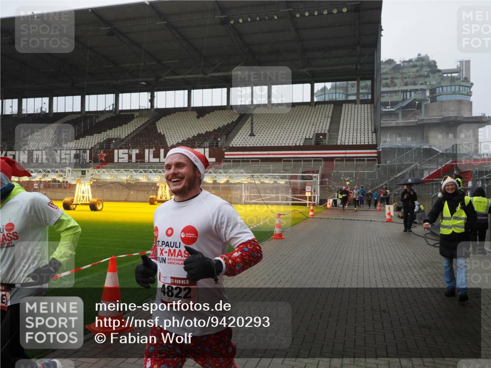 07.12.2025 - St. Pauli X-Mass-Run No. 15 Fabian Wolf http://msf.ph/oto/9420293 07.12.2025 11:38:32 Ziel 4821, 4822 meine-sportfotos.de