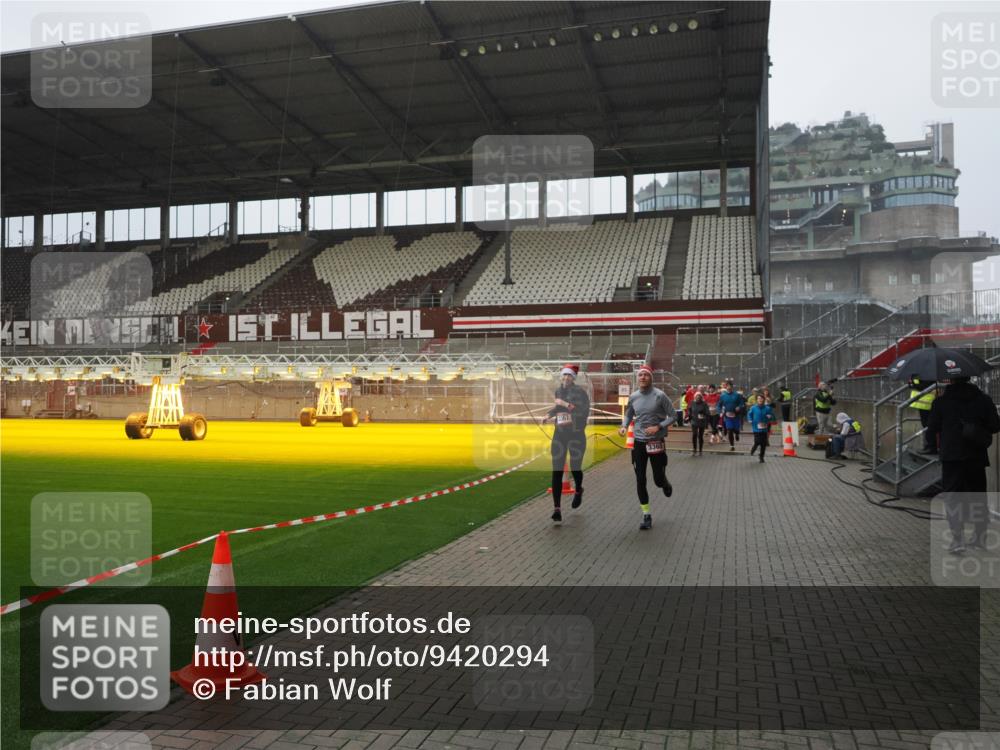 07.12.2025 - St. Pauli X-Mass-Run No. 15 Fabian Wolf http://msf.ph/oto/9420294 07.12.2025 11:38:38 Ziel 1318, 1601, 1605, 1606, 2099, 2815, 2816, 3365, 3367, 4821, 4822 meine-sportfotos.de