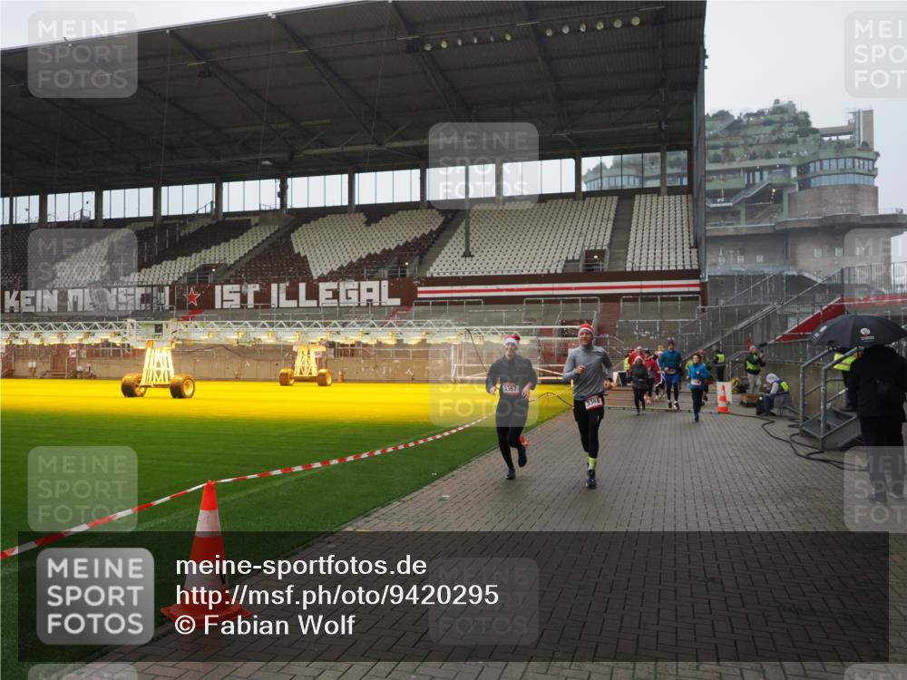 07.12.2025 - St. Pauli X-Mass-Run No. 15 Fabian Wolf http://msf.ph/oto/9420295 07.12.2025 11:38:38 Ziel 1318, 1601, 1605, 1606, 2099, 2815, 2816, 3365, 3367, 4821, 4822 meine-sportfotos.de