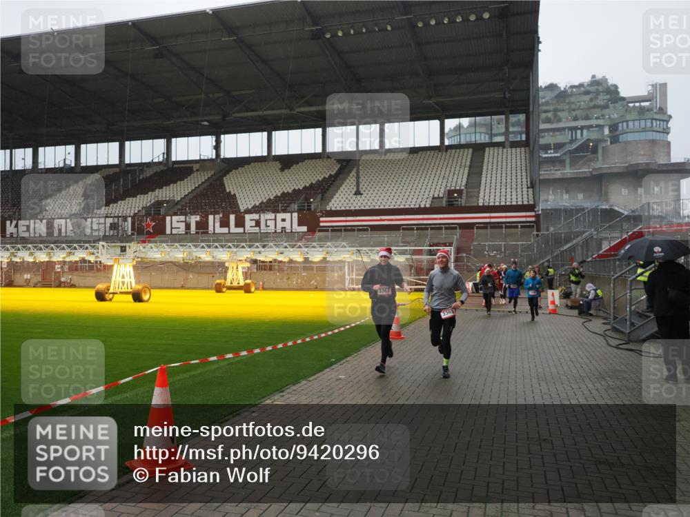 07.12.2025 - St. Pauli X-Mass-Run No. 15 Fabian Wolf http://msf.ph/oto/9420296 07.12.2025 11:38:38 Ziel 1318, 1601, 1605, 1606, 2099, 2815, 2816, 3365, 3367, 4821, 4822 meine-sportfotos.de