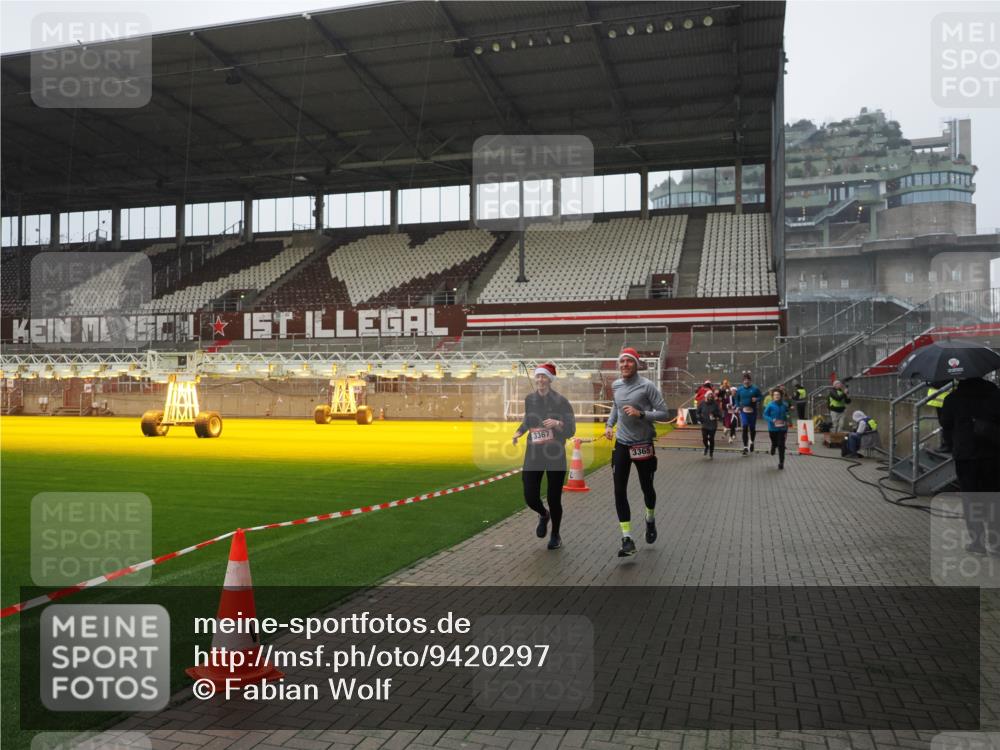07.12.2025 - St. Pauli X-Mass-Run No. 15 Fabian Wolf http://msf.ph/oto/9420297 07.12.2025 11:38:38 Ziel 1318, 1601, 1605, 1606, 2099, 2815, 2816, 3365, 3367, 4821, 4822 meine-sportfotos.de