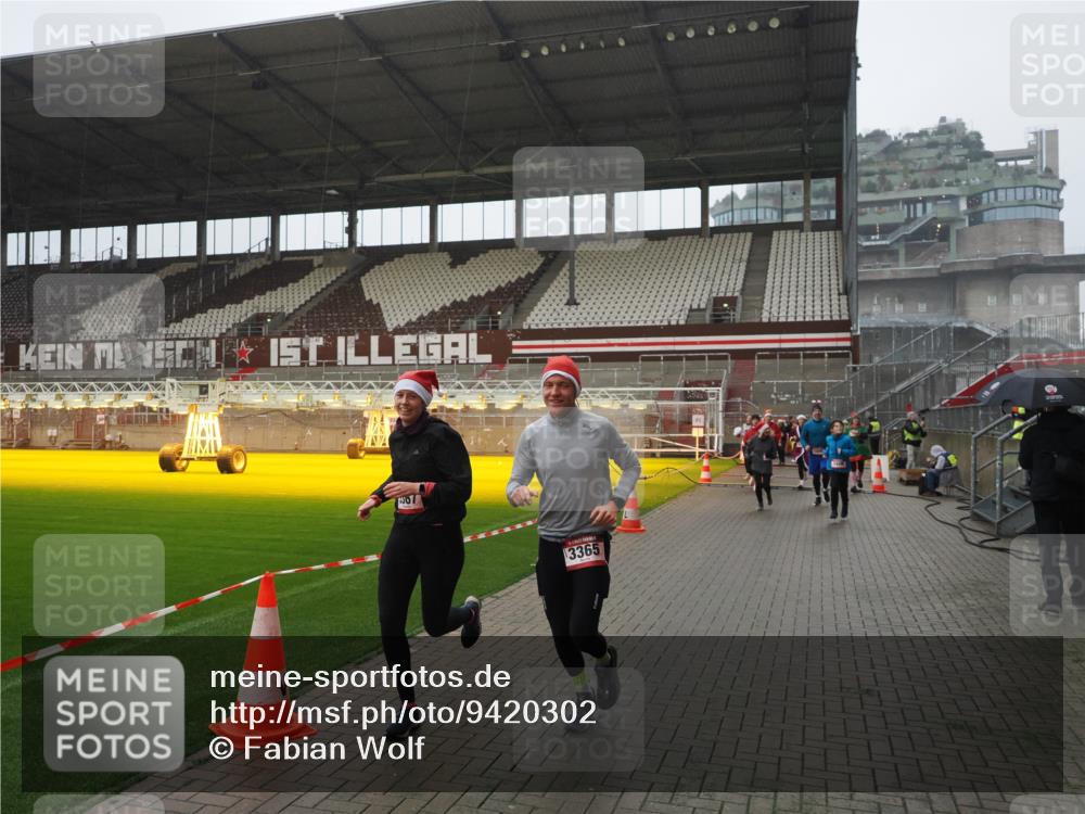 07.12.2025 - St. Pauli X-Mass-Run No. 15 Fabian Wolf http://msf.ph/oto/9420302 07.12.2025 11:38:39 Ziel 1133, 1318, 1601, 1605, 1606, 2099, 2815, 2816, 3365, 3367, 3508, 4821, 4822 meine-sportfotos.de