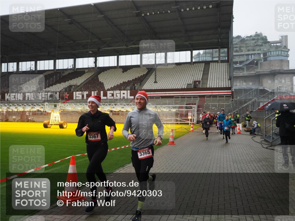 07.12.2025 - St. Pauli X-Mass-Run No. 15 Fabian Wolf http://msf.ph/oto/9420303 07.12.2025 11:38:40 Ziel 453, 1133, 1318, 1601, 1605, 1606, 2099, 2815, 2816, 3365, 3367, 3508, 4821, 4822 meine-sportfotos.de