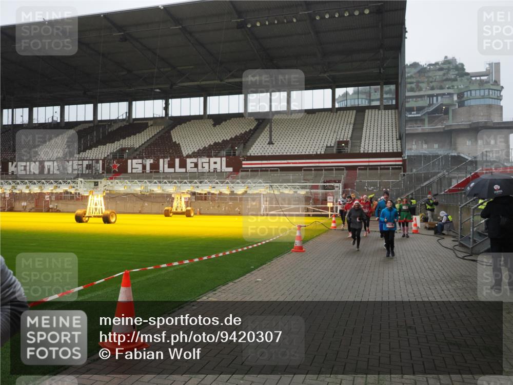 07.12.2025 - St. Pauli X-Mass-Run No. 15 Fabian Wolf http://msf.ph/oto/9420307 07.12.2025 11:38:40 Ziel 453, 1133, 1318, 1601, 1605, 1606, 2099, 2815, 2816, 3365, 3367, 3508, 4821, 4822 meine-sportfotos.de