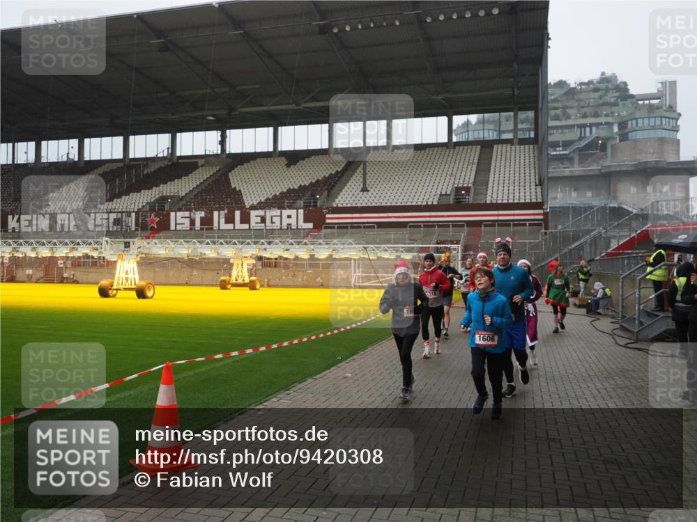 07.12.2025 - St. Pauli X-Mass-Run No. 15 Fabian Wolf http://msf.ph/oto/9420308 07.12.2025 11:38:43 Ziel 453, 1133, 1318, 1601, 1605, 1606, 2010, 2011, 2099, 2815, 2816, 3365, 3367, 3508, 4821, 4822 meine-sportfotos.de