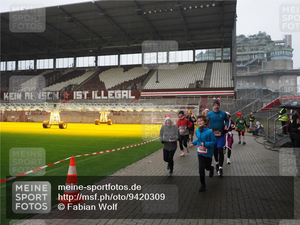 07.12.2025 - St. Pauli X-Mass-Run No. 15 Fabian Wolf http://msf.ph/oto/9420309 07.12.2025 11:38:43 Ziel 453, 1133, 1318, 1601, 1605, 1606, 2010, 2011, 2099, 2815, 2816, 3365, 3367, 3508, 4821, 4822 meine-sportfotos.de