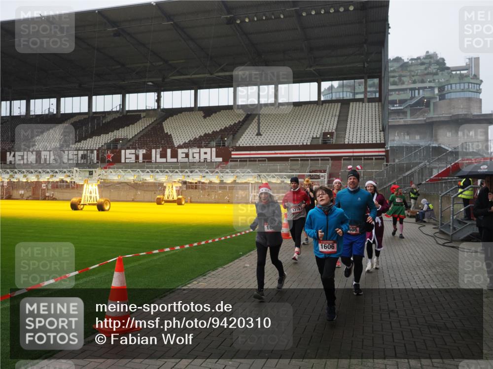 07.12.2025 - St. Pauli X-Mass-Run No. 15 Fabian Wolf http://msf.ph/oto/9420310 07.12.2025 11:38:43 Ziel 453, 1133, 1318, 1601, 1605, 1606, 2010, 2011, 2099, 2815, 2816, 3365, 3367, 3508, 4821, 4822 meine-sportfotos.de