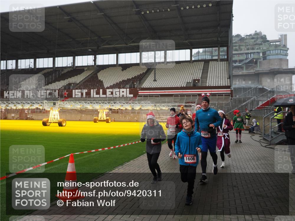 07.12.2025 - St. Pauli X-Mass-Run No. 15 Fabian Wolf http://msf.ph/oto/9420311 07.12.2025 11:38:44 Ziel 453, 1133, 1318, 1601, 1605, 1606, 2010, 2011, 2099, 2815, 2816, 3365, 3367, 3508, 4821, 4822 meine-sportfotos.de
