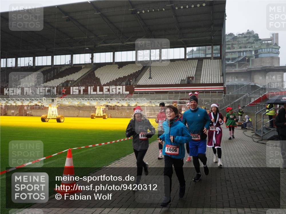 07.12.2025 - St. Pauli X-Mass-Run No. 15 Fabian Wolf http://msf.ph/oto/9420312 07.12.2025 11:38:44 Ziel 453, 1133, 1318, 1601, 1605, 1606, 2010, 2011, 2099, 2815, 2816, 3365, 3367, 3508, 4821, 4822 meine-sportfotos.de